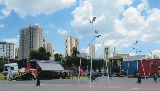 Praça iluminada
